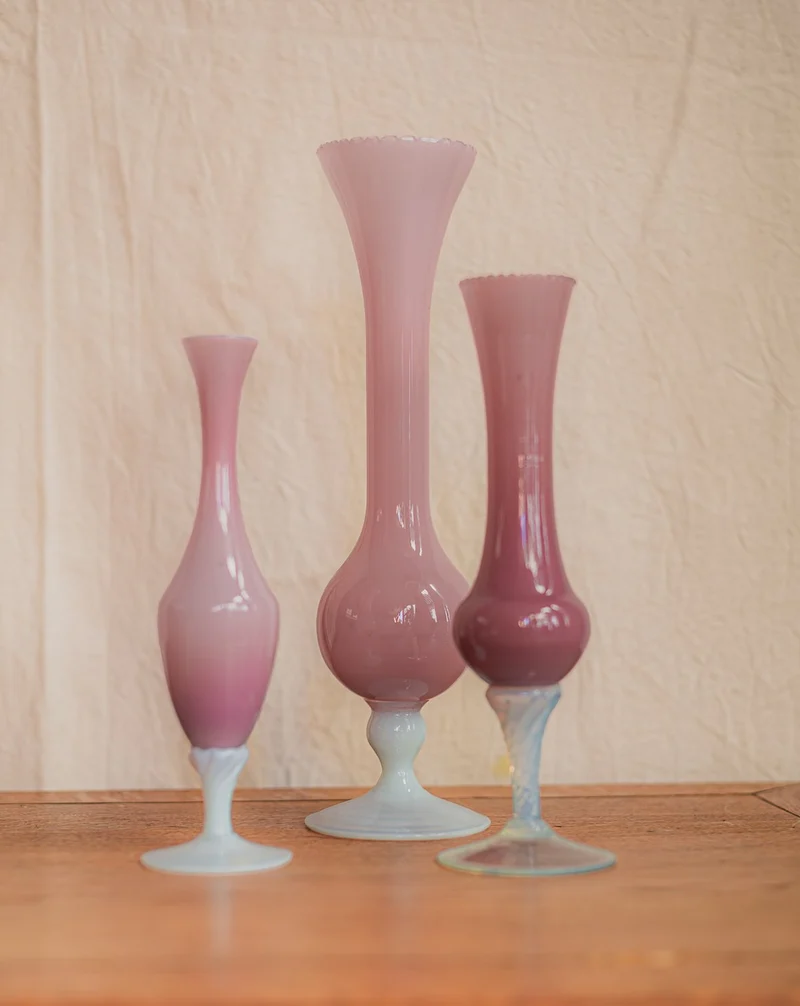 Edmond, le lot de trois vases en opaline rose N°208