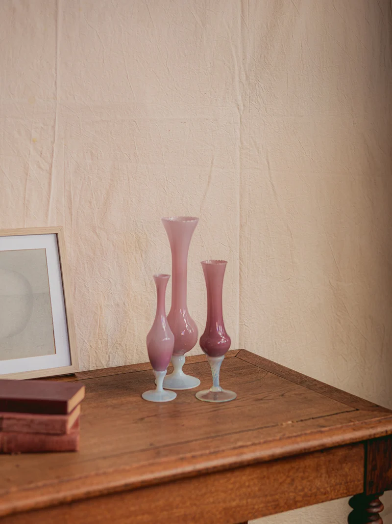 Edmond, le lot de trois vases en opaline rose N°208