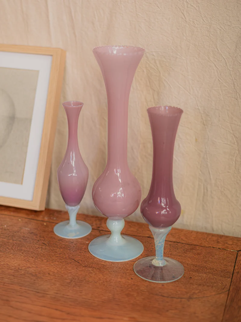 Edmond, le lot de trois vases en opaline rose N°208