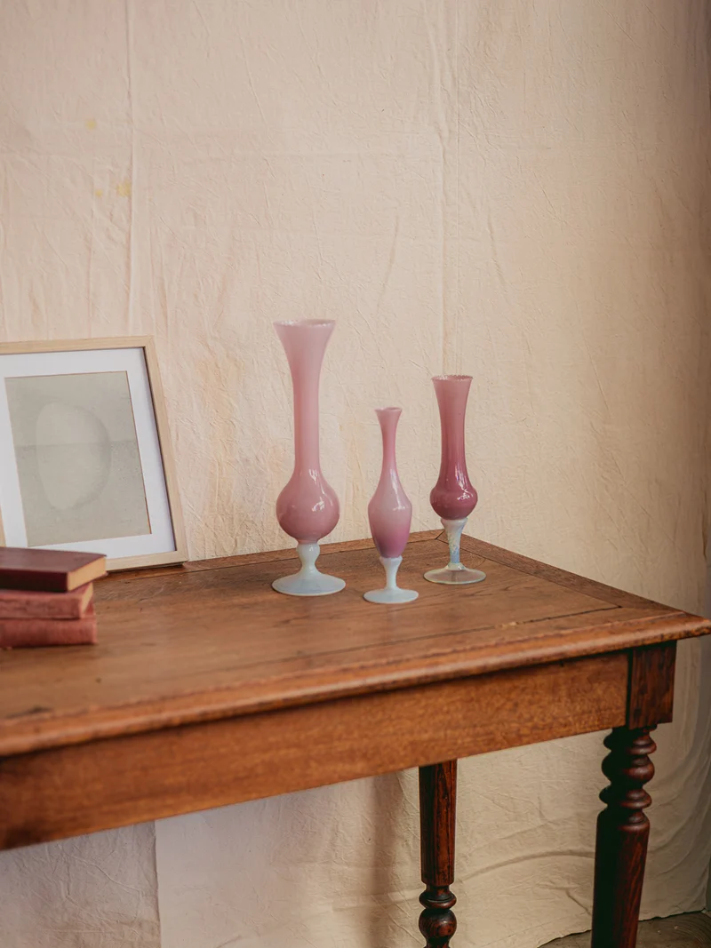 Edmond, le lot de trois vases en opaline rose N°208
