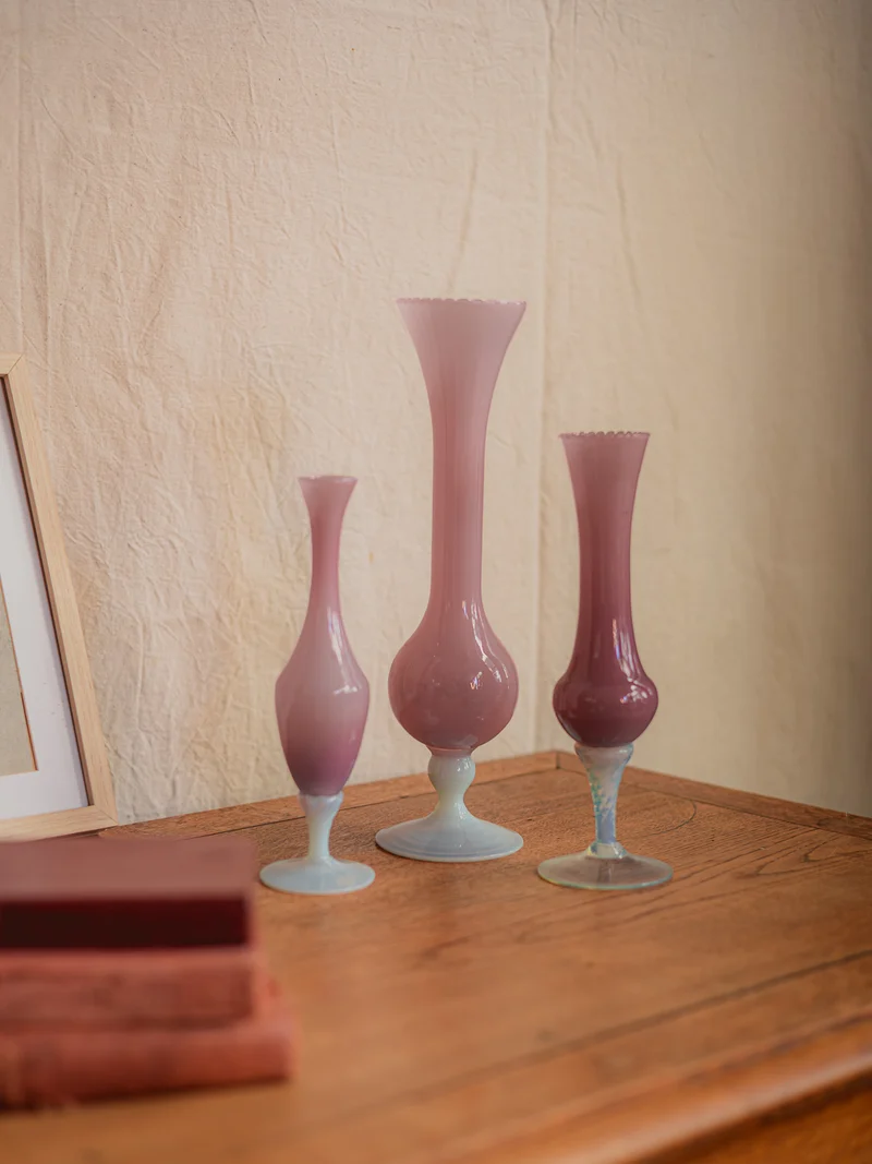 Edmond, le lot de trois vases en opaline rose N°208