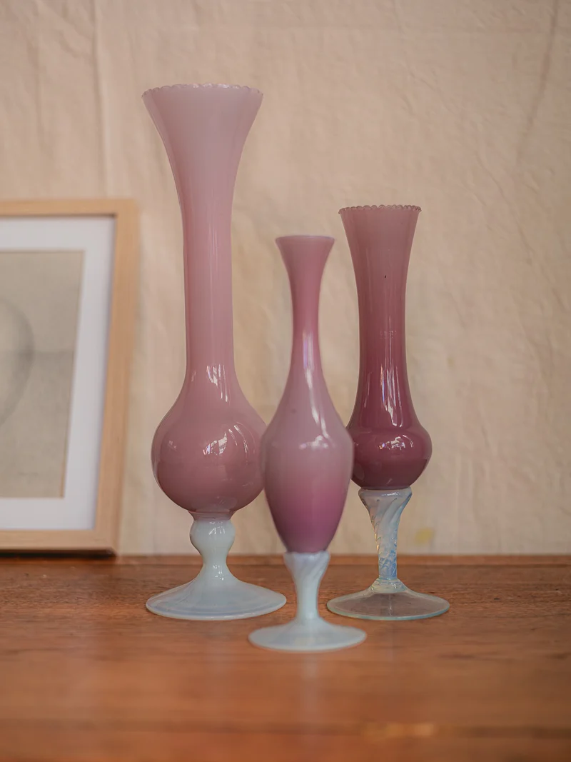 Edmond, le lot de trois vases en opaline rose N°208