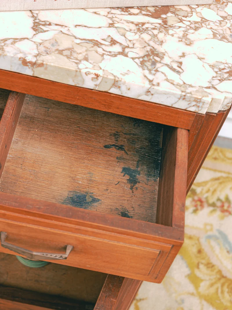 Gilbert, le buffet en noyer et marbre N°1785