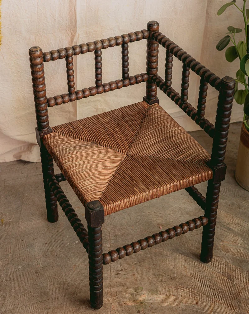 Ernest, le fauteuil d'angle en bois foncé et perlé N°1568