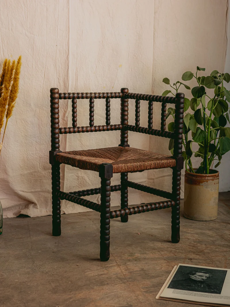 Ernest, le fauteuil d'angle en bois foncé et perlé N°1568