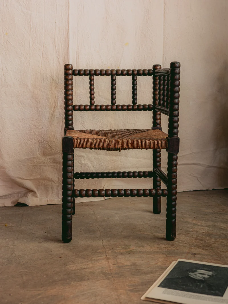 Ernest, le fauteuil d'angle en bois foncé et perlé N°1568