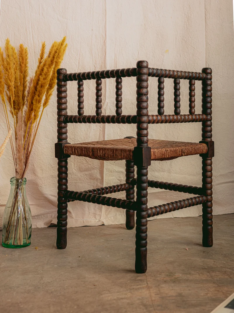 Ernest, le fauteuil d'angle en bois foncé et perlé N°1568