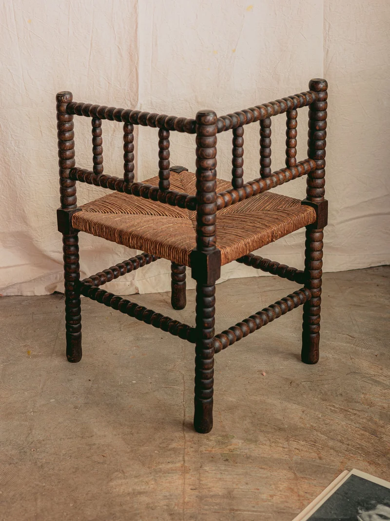 Ernest, le fauteuil d'angle en bois foncé et perlé N°1568