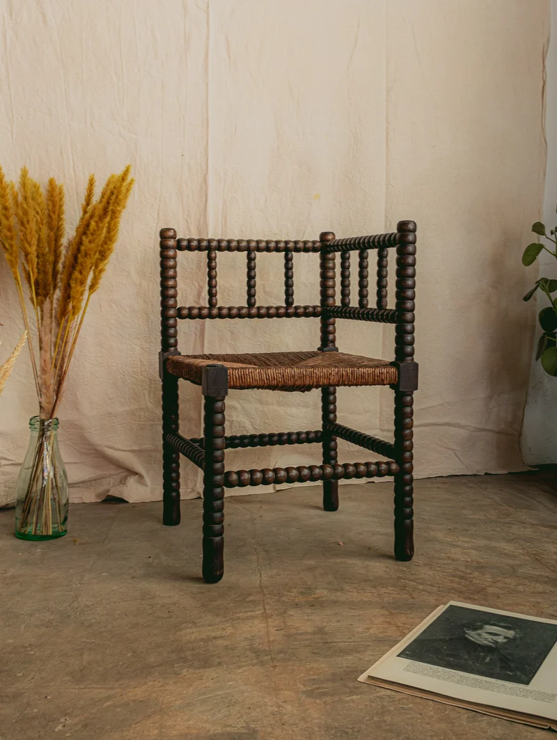 Ernest, le fauteuil d'angle en bois foncé et perlé N°1568
