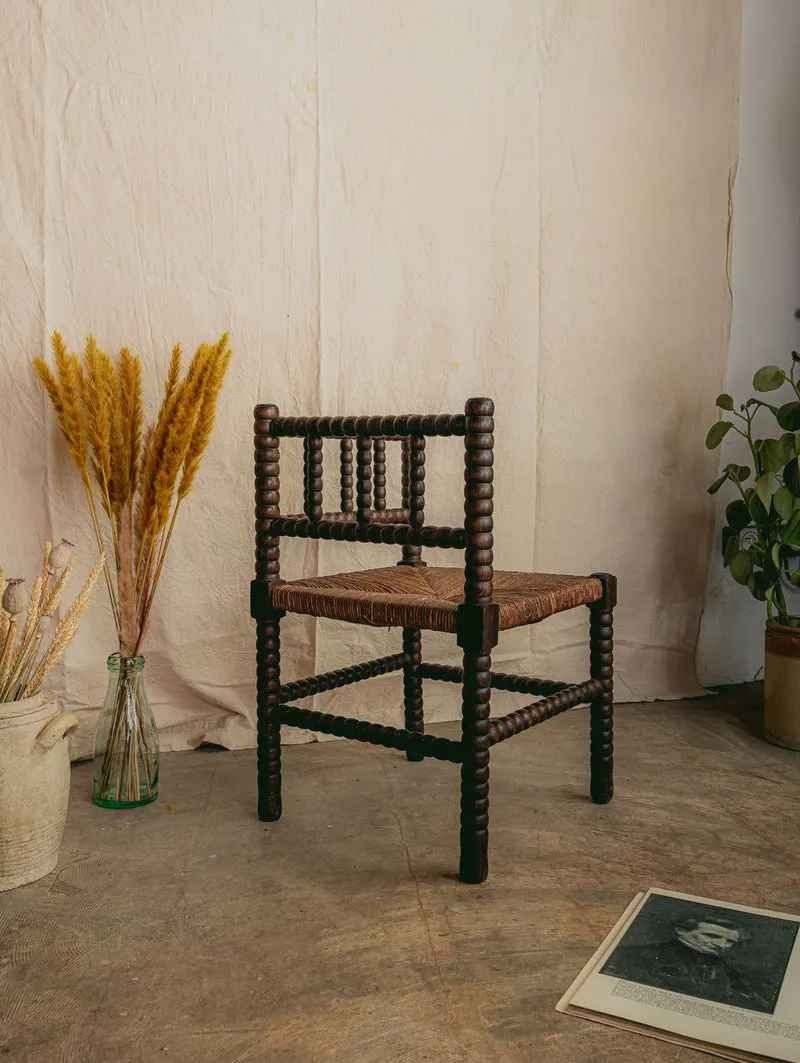 Ernest, le fauteuil d'angle en bois foncé et perlé N°1568