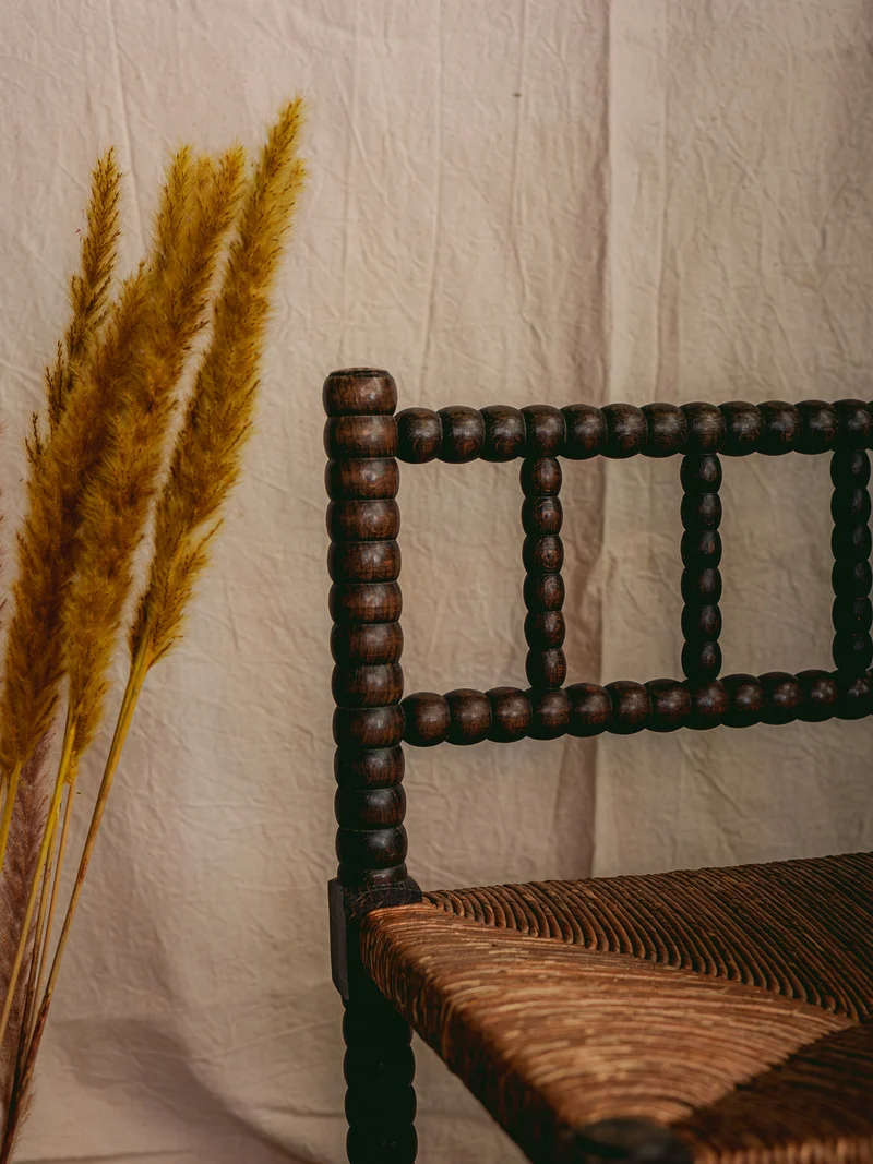 Ernest, le fauteuil d'angle en bois foncé et perlé N°1568
