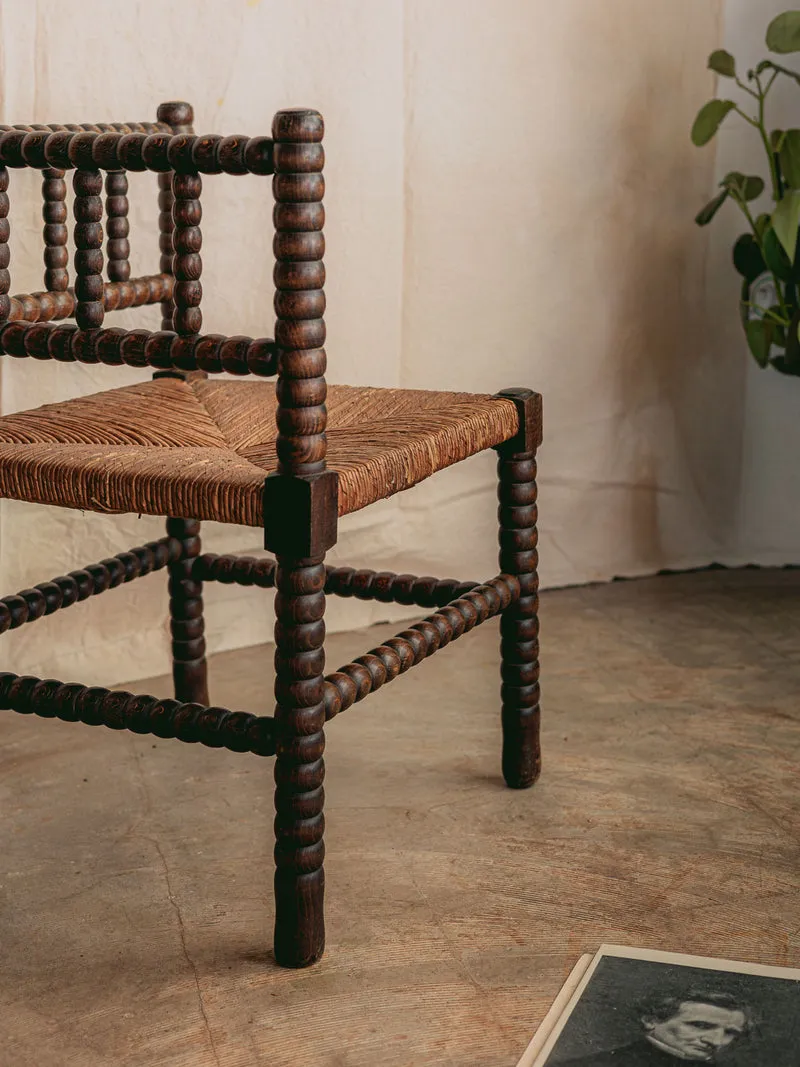 Ernest, le fauteuil d'angle en bois foncé et perlé N°1568