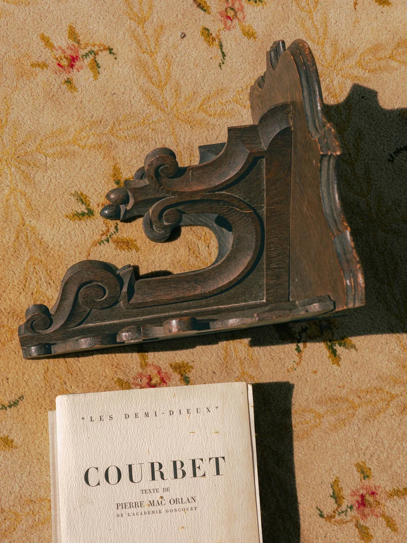 Gaëlle, l'étagère d'angle en bois sculpté N°1515