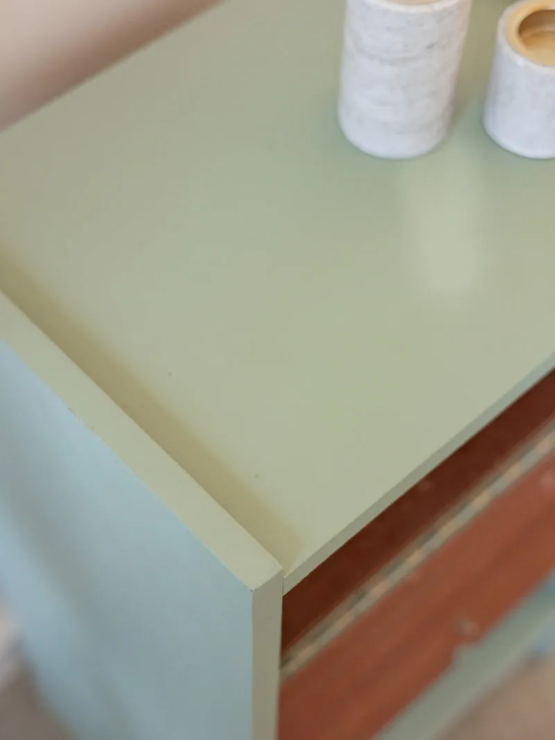 Maïa, la table de chevet vert sauge N°1585