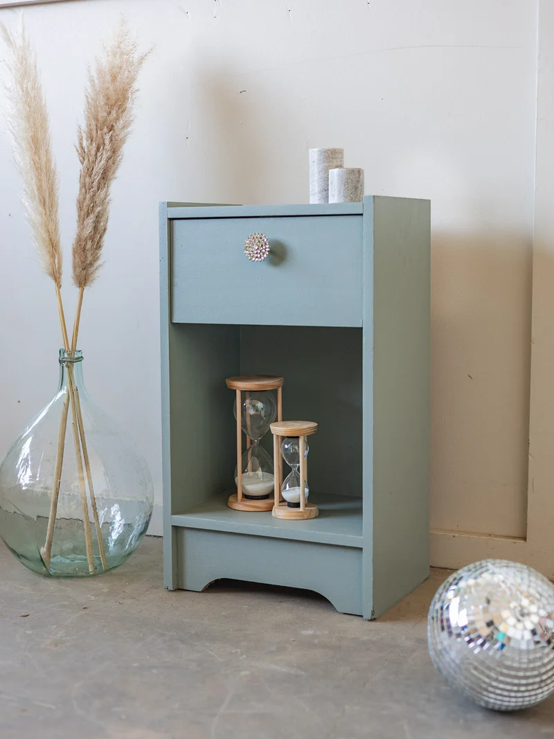 Maïa, la table de chevet vert sauge N°1585