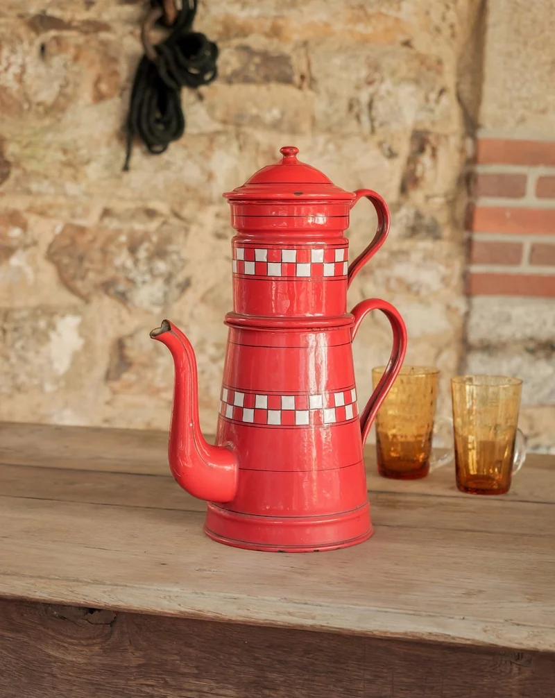 Nestor, la grande cafetière émaillée rouge et blanche N°780