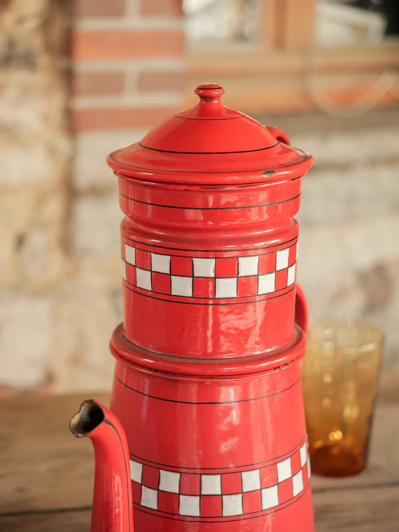 Nestor, la grande cafetière émaillée rouge et blanche N°780