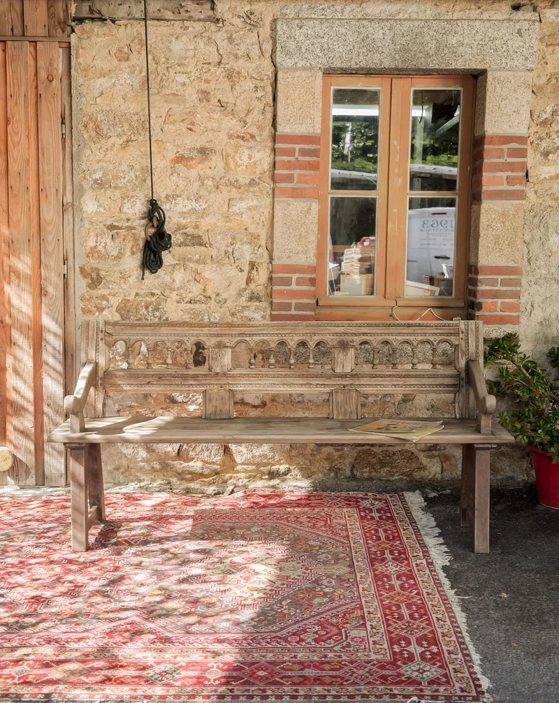 Antoine, le grand banc aux arcades sculptées N°526