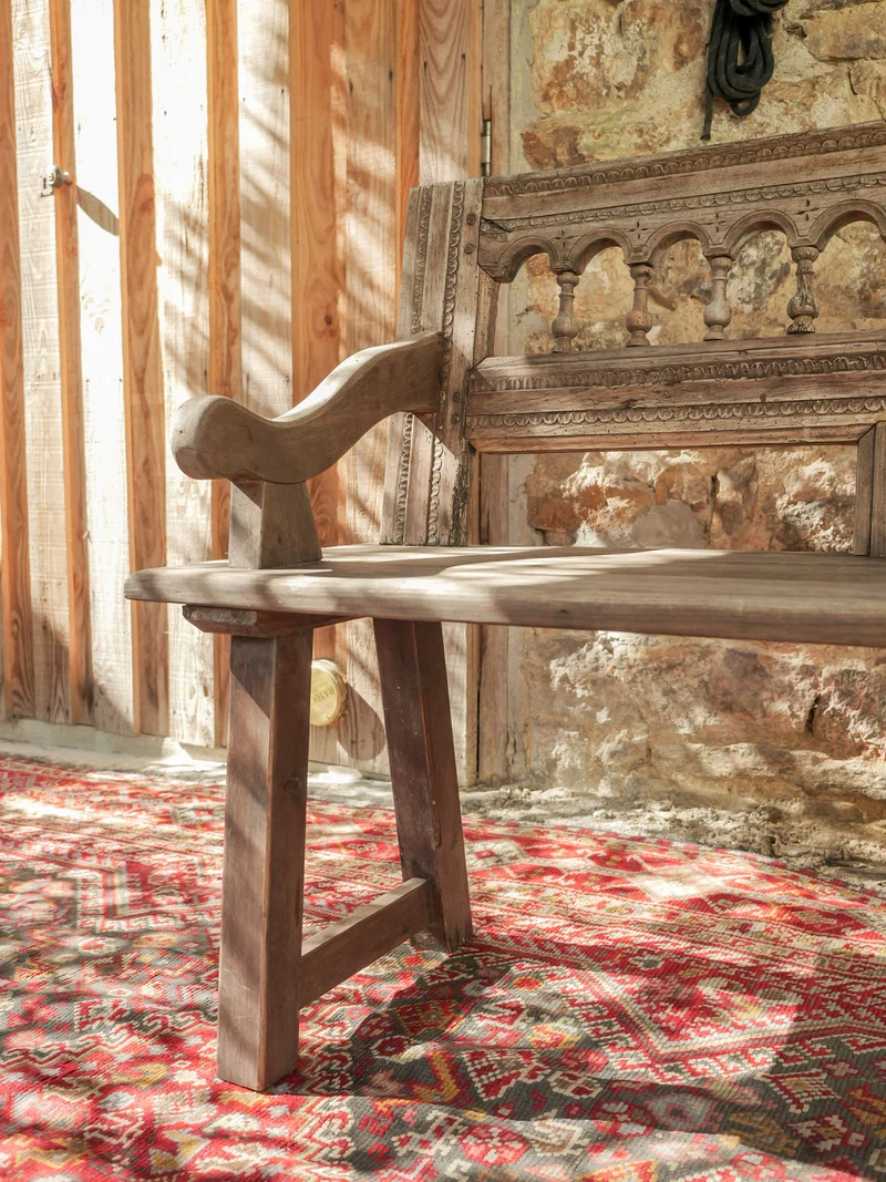 Antoine, le grand banc aux arcades sculptées N°526