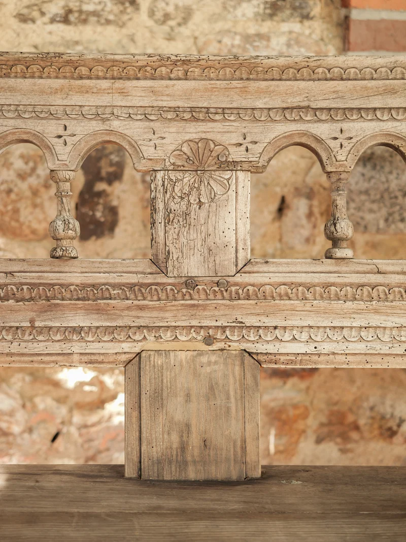 Antoine, le grand banc aux arcades sculptées N°526