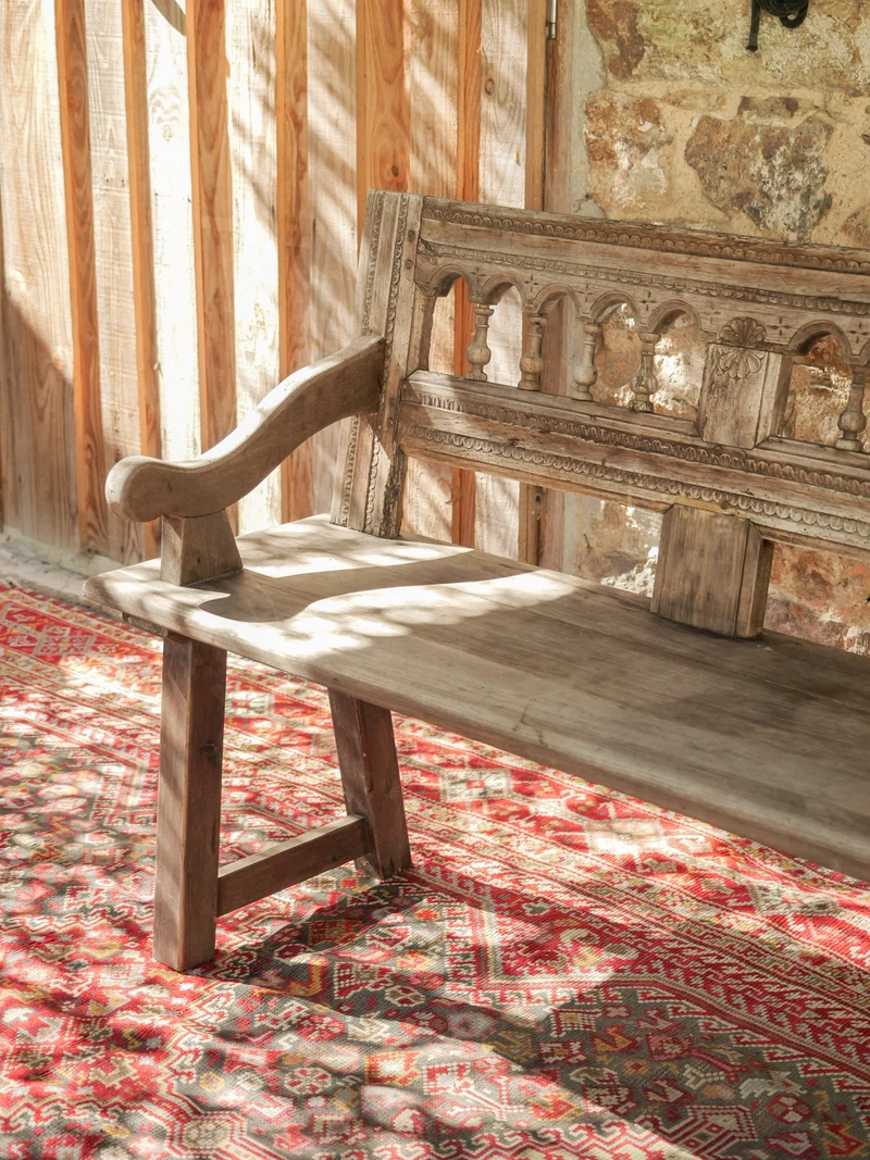 Antoine, le grand banc aux arcades sculptées N°526
