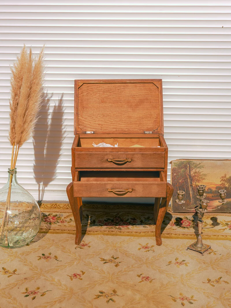Odile, la table de chevet en bois et laiton N°1525