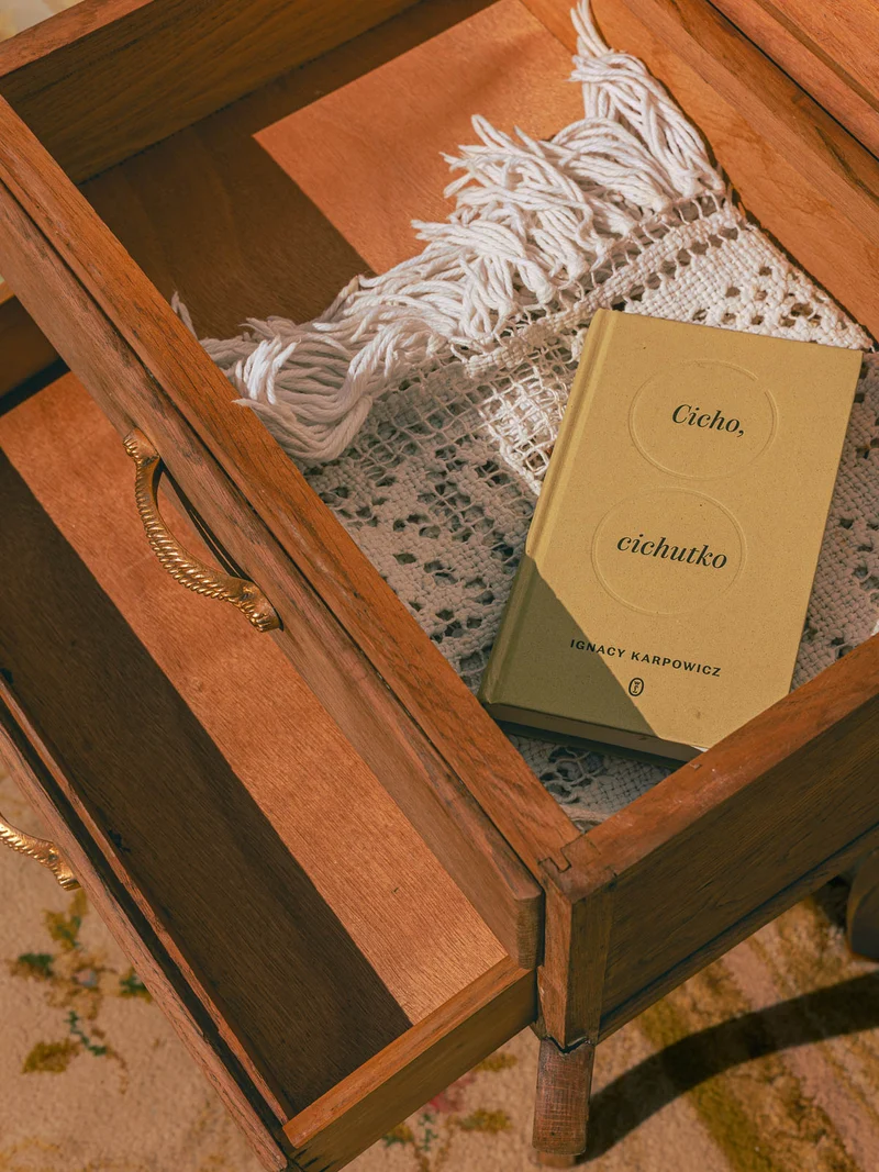 Odile, la table de chevet en bois et laiton N°1525