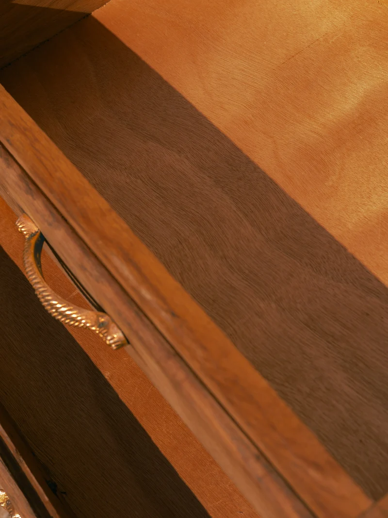 Odile, la table de chevet en bois et laiton N°1525