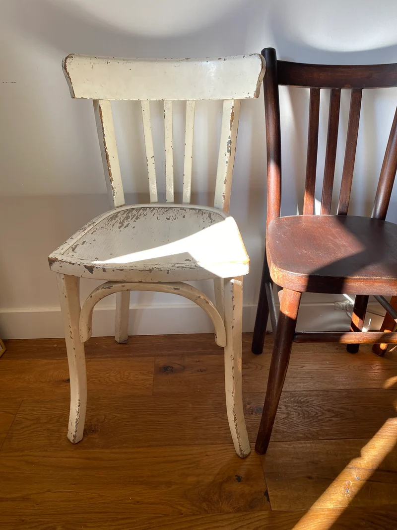 Chaises de bistrot anciennes dépareillées