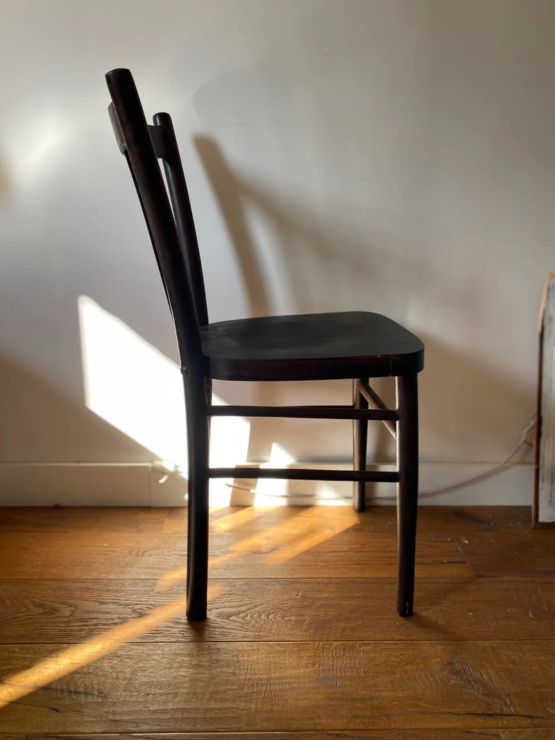 Chaises de bistrot anciennes dépareillées