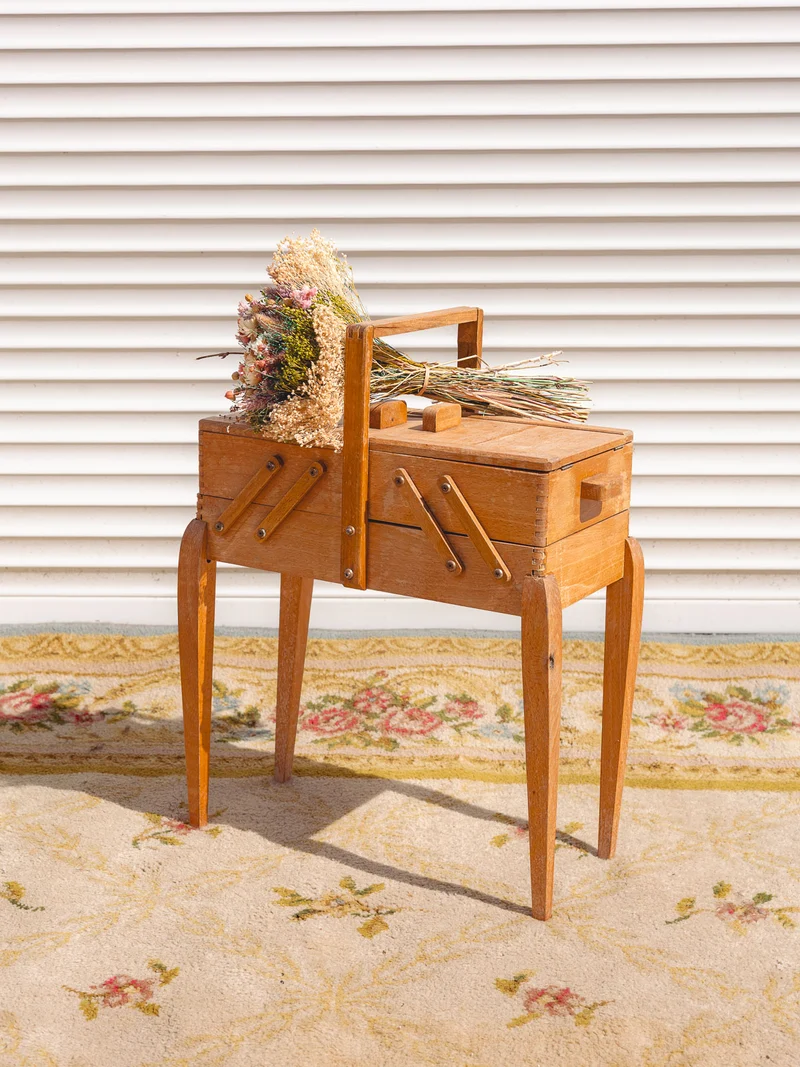 Brigitte, la mini travailleuse en bois N°358