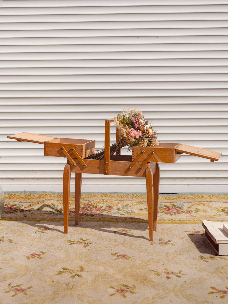 Brigitte, la mini travailleuse en bois N°358