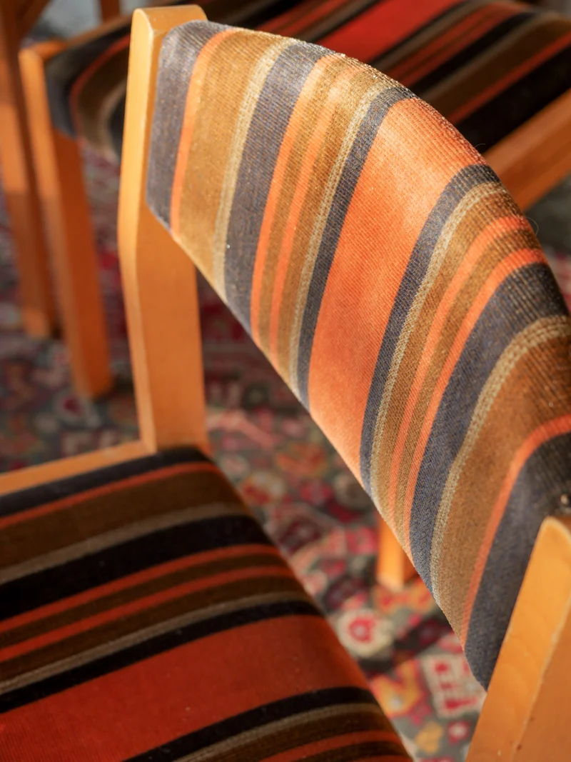 Alma, le lot de 5 chaises en velours à rayures N°1984