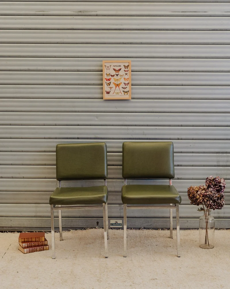 Alma, la paire de chaises en cuir vert et chromées N°2016