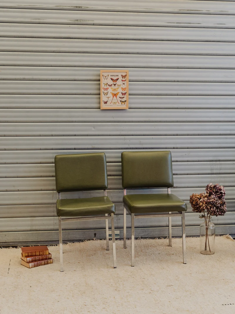 Alma, la paire de chaises en cuir vert et chromées N°2016