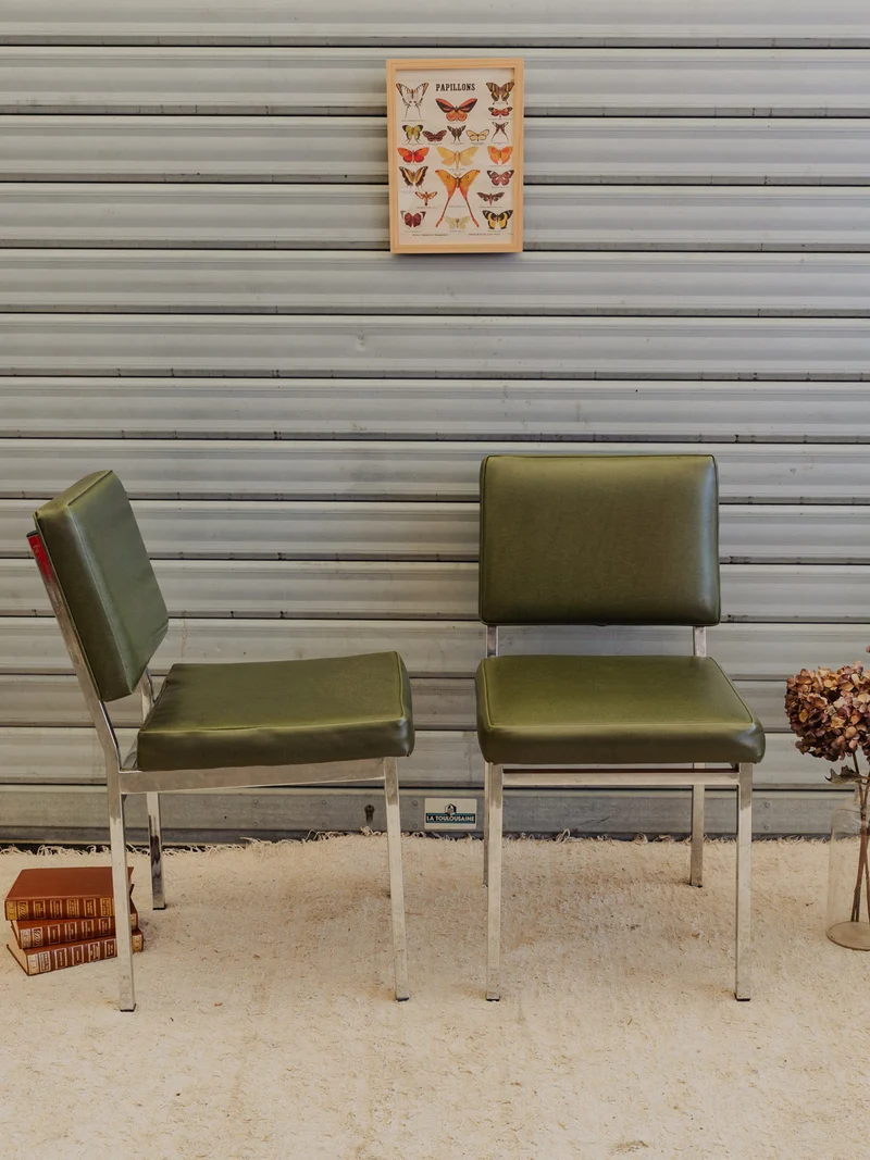 Alma, la paire de chaises en cuir vert et chromées N°2016