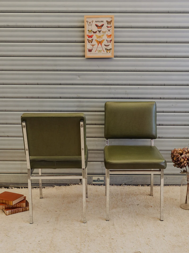 Alma, la paire de chaises en cuir vert et chromées N°2016