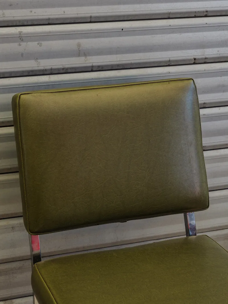 Alma, la paire de chaises en cuir vert et chromées N°2016