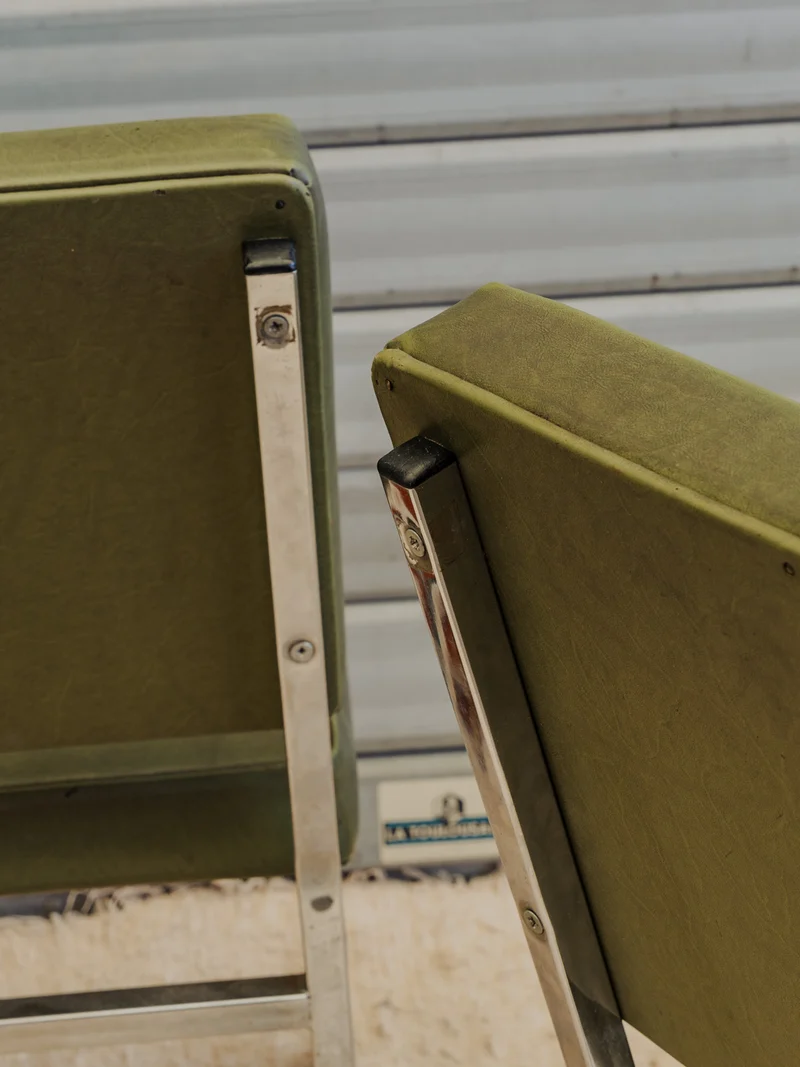 Alma, la paire de chaises en cuir vert et chromées N°2016