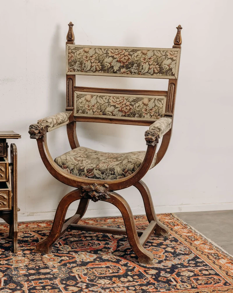 Ernest, le grand fauteuil en bois sculpté et tapisserie florale N°1608