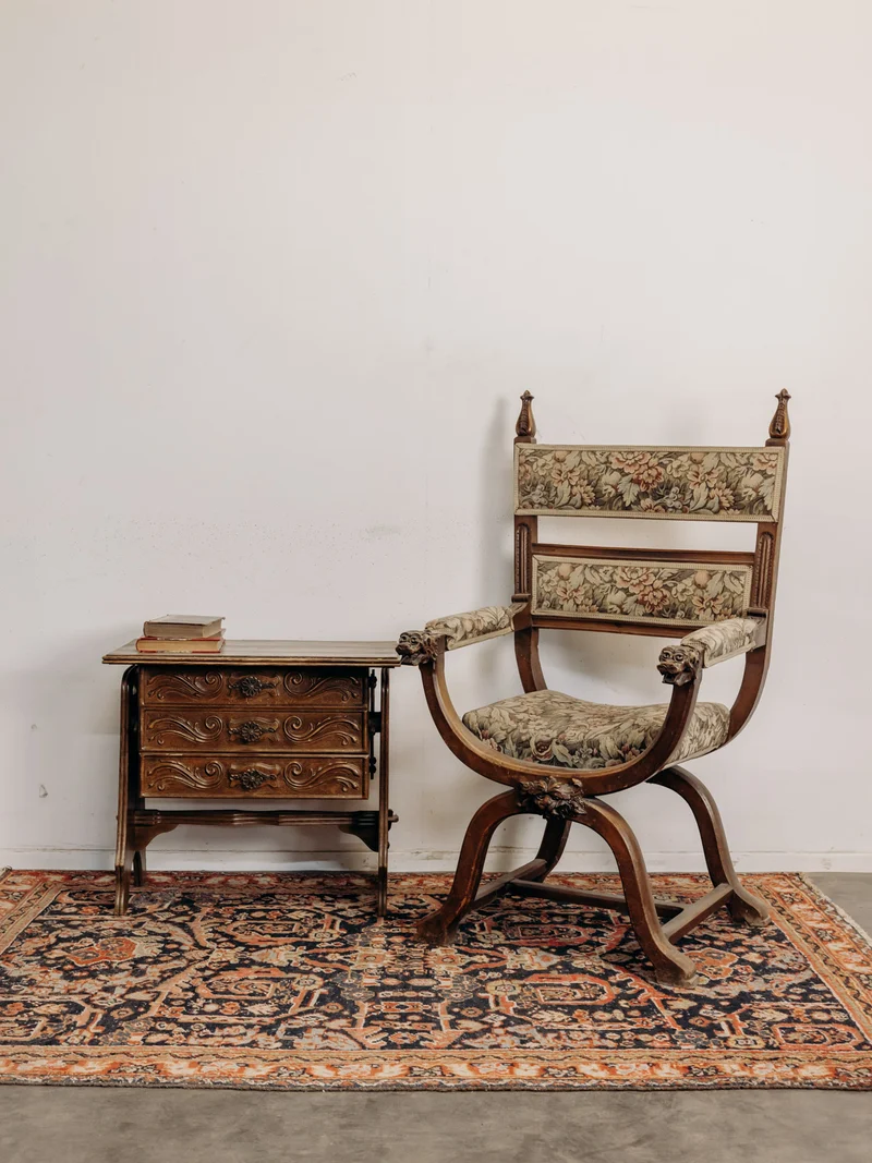 Ernest, le grand fauteuil en bois sculpté et tapisserie florale N°1608