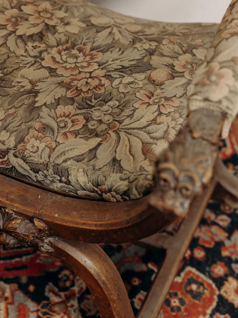 Ernest, le grand fauteuil en bois sculpté et tapisserie florale N°1608