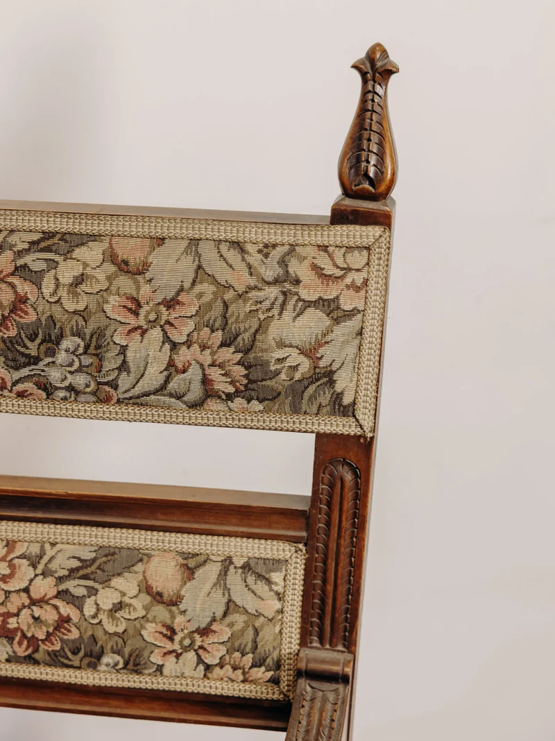 Ernest, le grand fauteuil en bois sculpté et tapisserie florale N°1608
