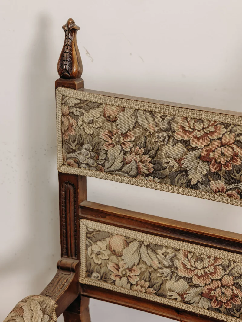 Ernest, le grand fauteuil en bois sculpté et tapisserie florale N°1608