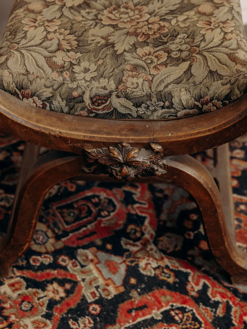 Ernest, le grand fauteuil en bois sculpté et tapisserie florale N°1608