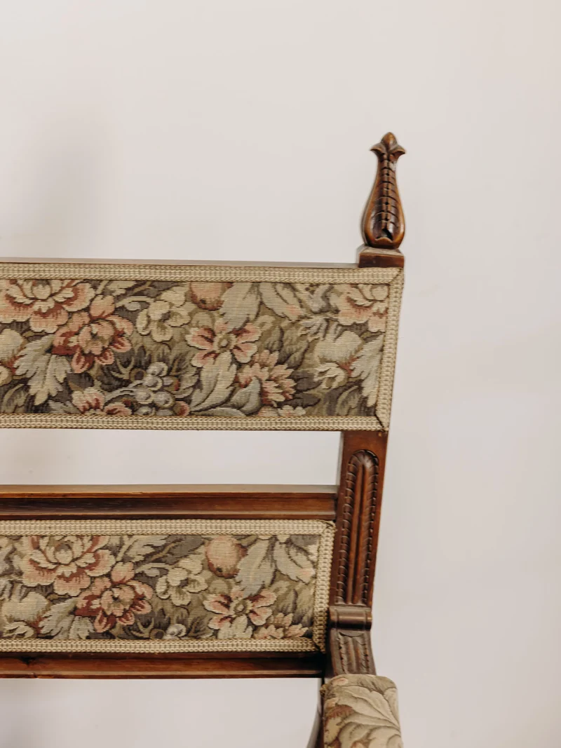 Ernest, le grand fauteuil en bois sculpté et tapisserie florale N°1608