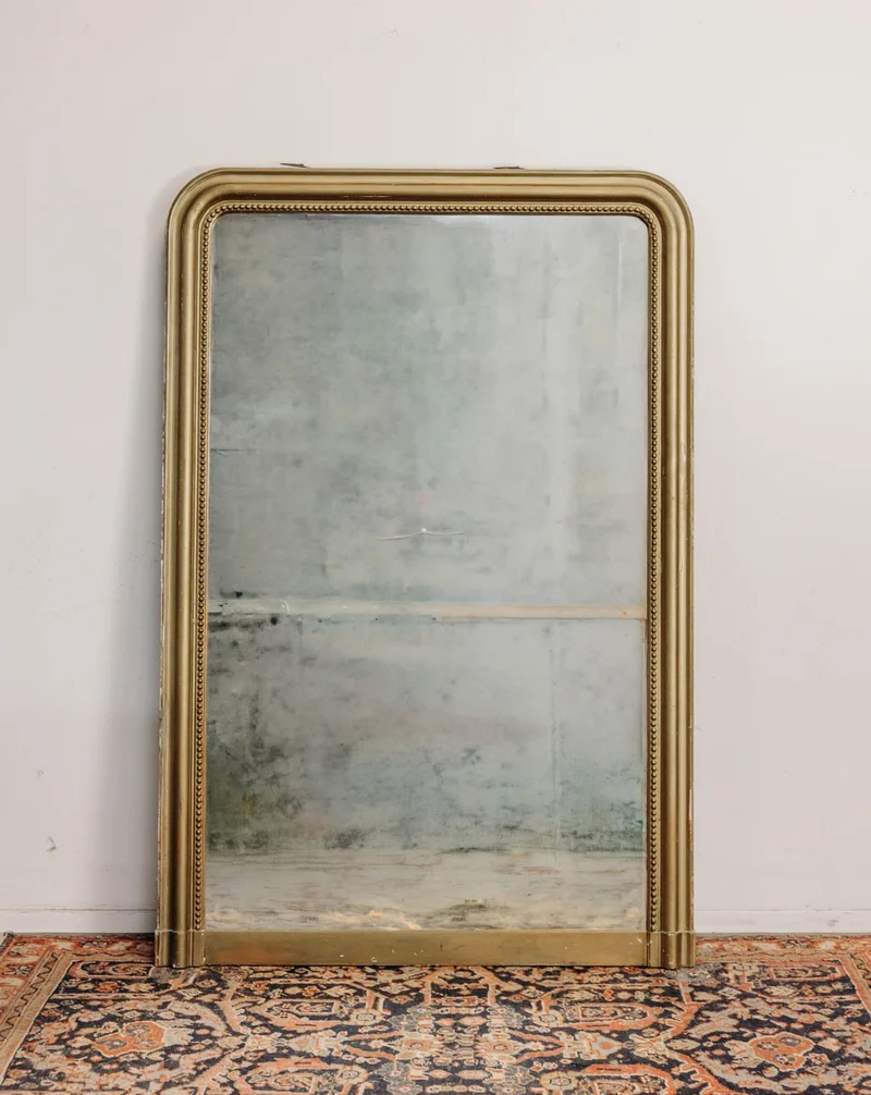 Georges, le miroir ancien et son cadre en dorure avec une frise perlée N°1462
