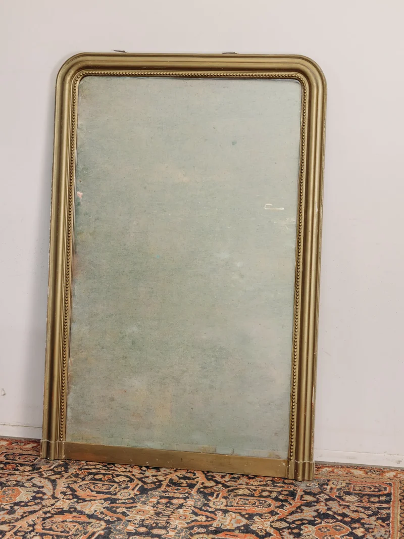 Georges, le miroir ancien et son cadre en dorure avec une frise perlée N°1462