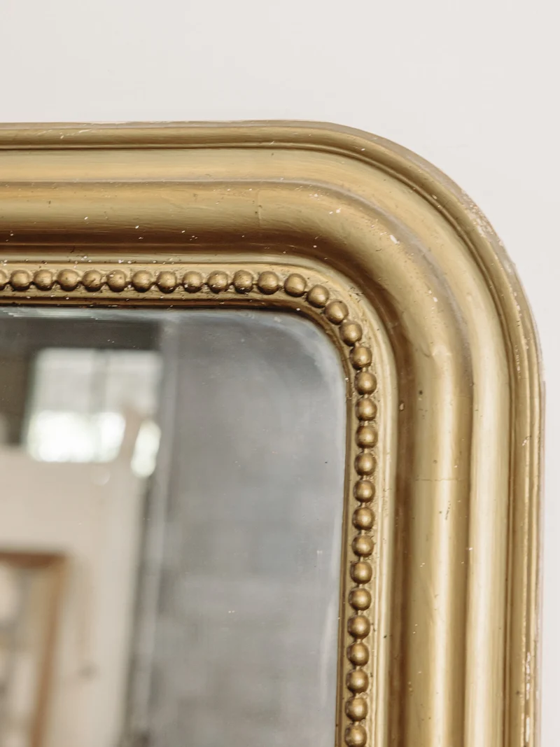 Georges, le miroir ancien et son cadre en dorure avec une frise perlée N°1462