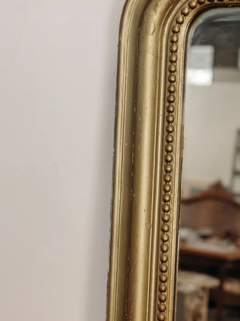 Georges, le miroir ancien et son cadre en dorure avec une frise perlée N°1462